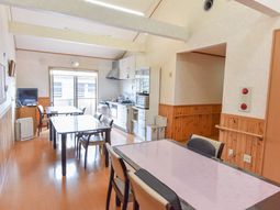 共用ダイニングの明るい空間