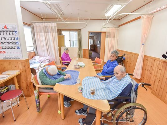 共用スペースで過ごす人々