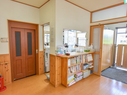 エントランスと受付の様子