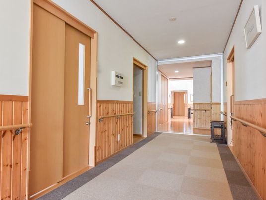 木目調のあたたかい廊下