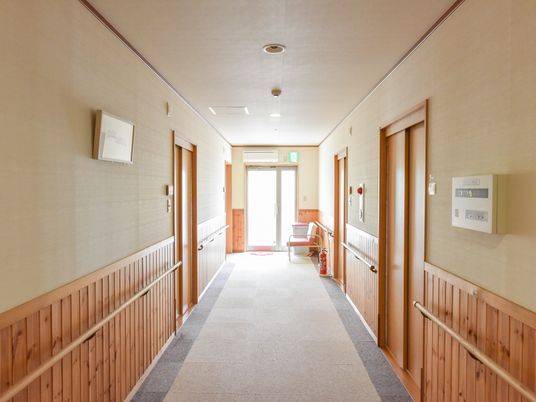 明るい廊下と出入口