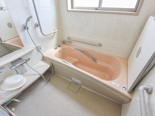 バリアフリーの浴室設備