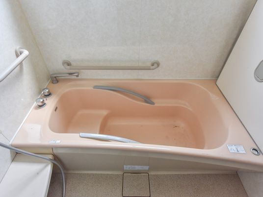 バリアフリー設計の浴室