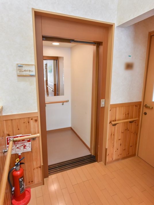 明るい廊下の出入口