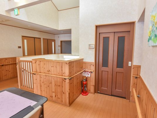 廊下と木製ドア