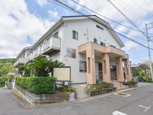 明るい外観の建物