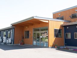 木目調の建物のエントランス