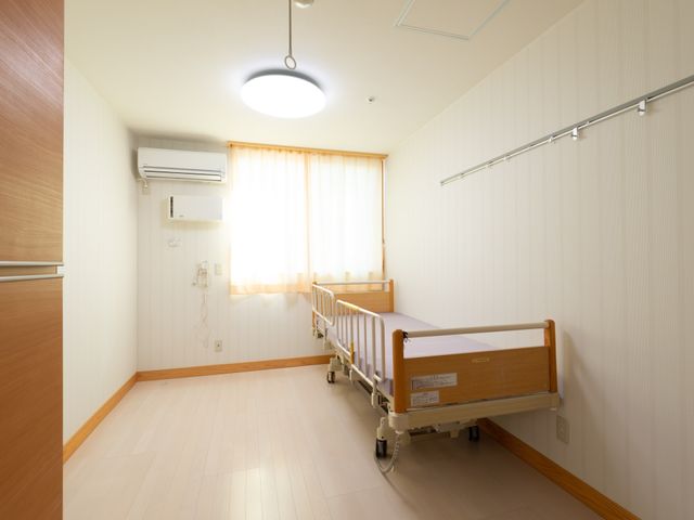 居室のベッドと窓 居室 ゆったりとした居室には、使いやすいベッドと穏やかな光が差し込む窓があります。明るく清潔な環境で快適にお過ごしいただけます。
