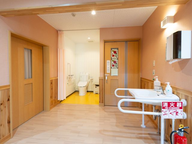 居室の入口と洗面設備 廊下 広々とした入口と清潔な洗面設備が整う居室です。安全に配慮した手すりも設置しており、心地よい環境での勤務が可能です。