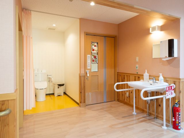 バリアフリーのトイレ設備 廊下 ゆとりのある安全設計のトイレは、手すり完備で安心してご利用いただけます。明るく清潔な空間が特徴です。