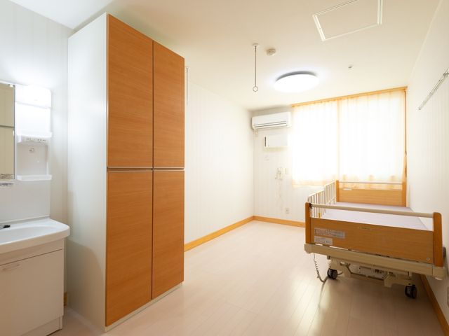 落ち着いた雰囲気の居室 居室 ゆったりとした空間の居室です。明るく清潔感のある環境で、快適にお過ごしいただけます。