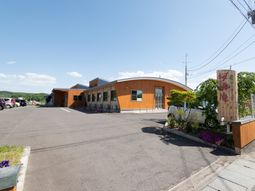 明るい外観の建物