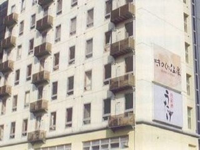 多階建て建物外観 外観 朝日が当たる清潔感のある建物です。多くのバルコニーがあり、明るい雰囲気を感じます。