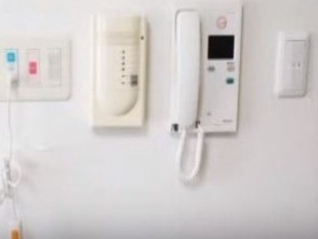 通信機器が設置された壁 室内設備 壁には連絡および安全確保に必要な通信機器が整っており、いざという時の迅速な対応が可能です。