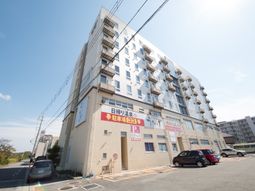 明るい日差しの施設外観