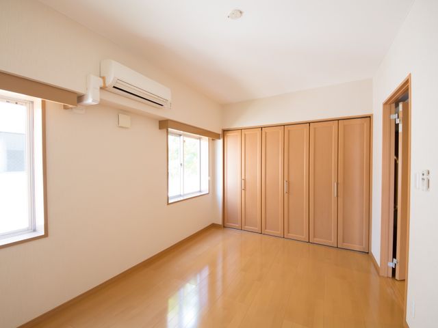 広々とした明るい居室 居室 ゆったりとした空間の居室です。窓からは自然光が差し込み、木目調の扉が安らぎの雰囲気を醸し出しています。