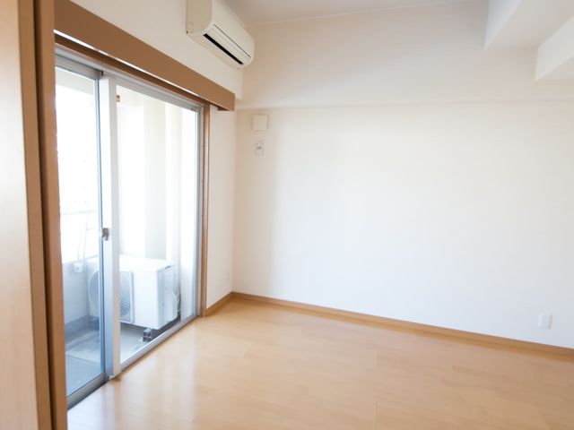 広々とした明るい居室 居室 ゆとりのある床面積を確保した居室です。窓からは自然光が入り、明るく開放的な環境を提供しています。
