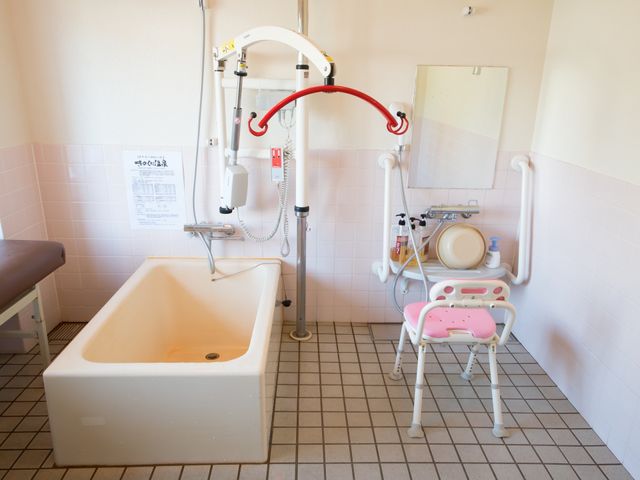 バリアフリー設計の浴室 浴室 手すりとリフト付きの安全に配慮された浴室です。快適にご利用いただける環境が整っております。