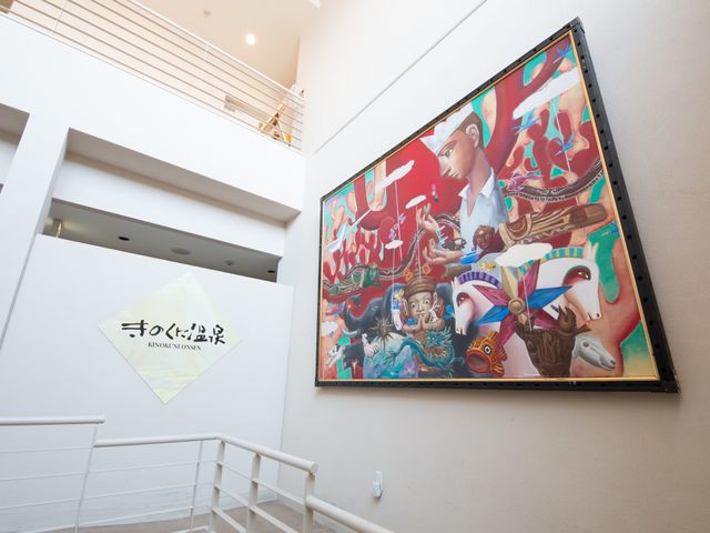 ロビーの壁画とロゴ 掲示物 明るい光が差し込むロビーに、カラフルな壁画が訪れる人を迎えます。落ち着いた環境でのびのびとした職場をお求めの方に最適です。