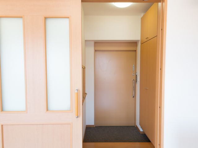 清潔感のある居室の入口 居室 ゆったりとした入り口が特徴の居室です。落ち着いた色合いで、快適に過ごせる空間が確保されています。