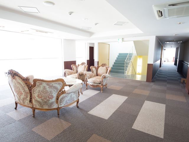 洋風の快適なロビー 休憩スペース ゆったりとした時間を過ごせる上品なロビーです。心地よい光が差し込む開放的な空間で、訪れる方々を優しく迎えます。