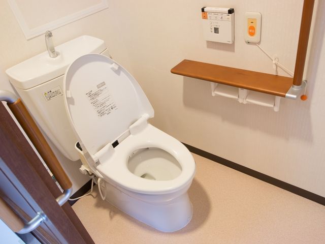 バリアフリー設計のトイレ トイレ 手すりが設置された清潔なトイレは、安全にご利用いただける設計になっています。サポートを必要とされる方にも配慮した空間です。