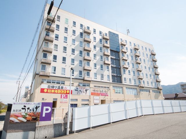 多階建て施設の外観 外観 ゆったりとした駐車スペースを備えた明るい施設です。快適な仕事環境を整え、ご利用者様とのコミュニケーションを大切にしています。