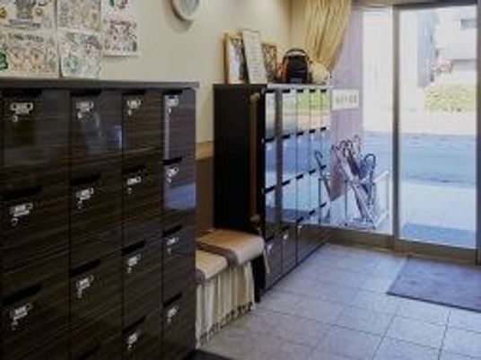 靴箱と出入口のエントランス  