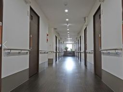 明るく広々とした廊下
