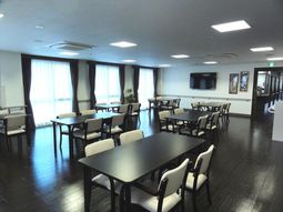 明るい食堂の様子