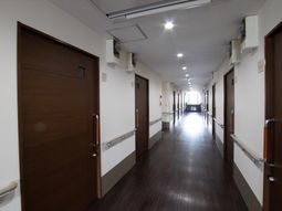 廊下の清潔で明るい様子