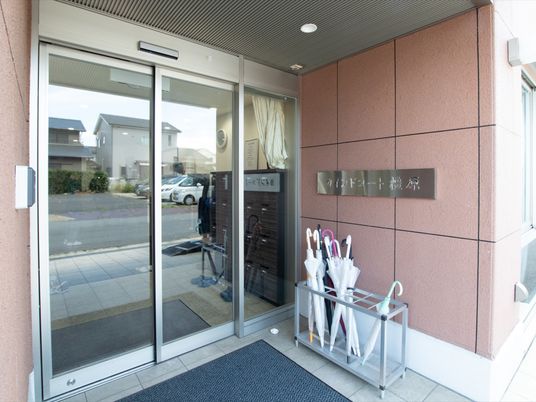 入り口と傘立て設備