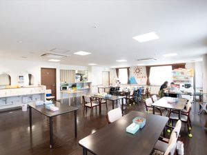 広々とした共有ダイニング