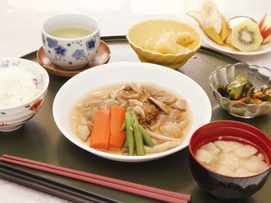 和食が並ぶ食事の場