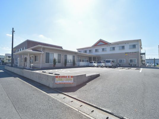 広々駐車場のある建物