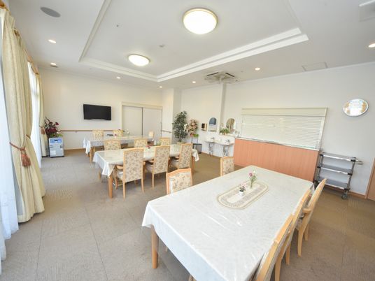 広々とした明るい食堂