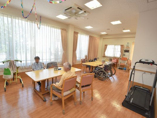 日差し入る居室の様子