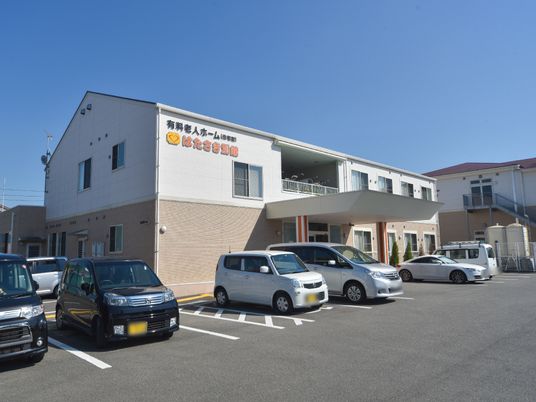 明るい日差しの外観