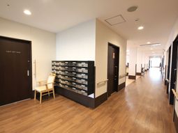 明るい廊下と郵便ポスト
