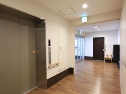 明るい廊下とエレベーター
