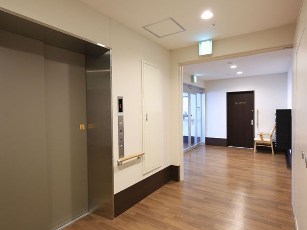 明るい廊下とエレベーター
