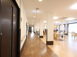 清潔な廊下とダイニング