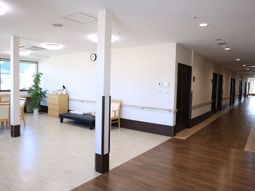 明るく広々とした廊下