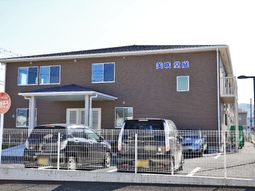 茶色い建物の外観