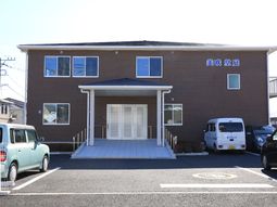 茶色の建物のエントランス