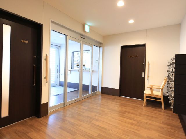 廊下に面した開放的な入口 エントランス 明るく広々としたエントランスです。スムーズに出入りいただけるように、ガラス張りの自動扉が設置されています。