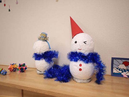 手作り感あふれる雪だるま装飾