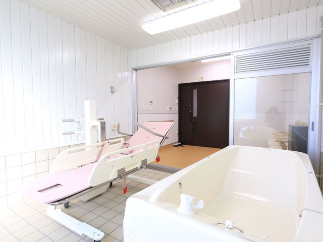 清潔な浴室施設 浴室 ゆとりのある明るい浴室です。リフト付き浴槽で安全に入浴をサポートしています。