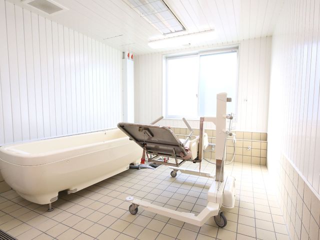 清潔な浴室スペース 浴室 光が入る明るい浴室には、利用者の安全と快適を考えた設備が整っています。移動も楽な機動性ベッドもご用意しております。