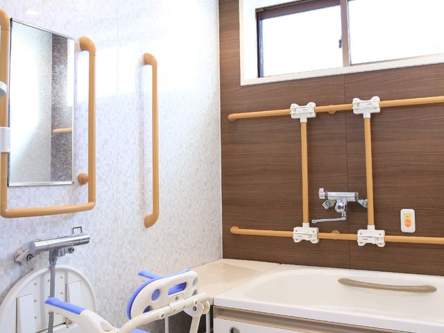 手すり付き清潔な浴室 浴室 安全に配慮された設計の浴室です。手すりやシャワーチェアも完備しており、快適にお使いいただけます。